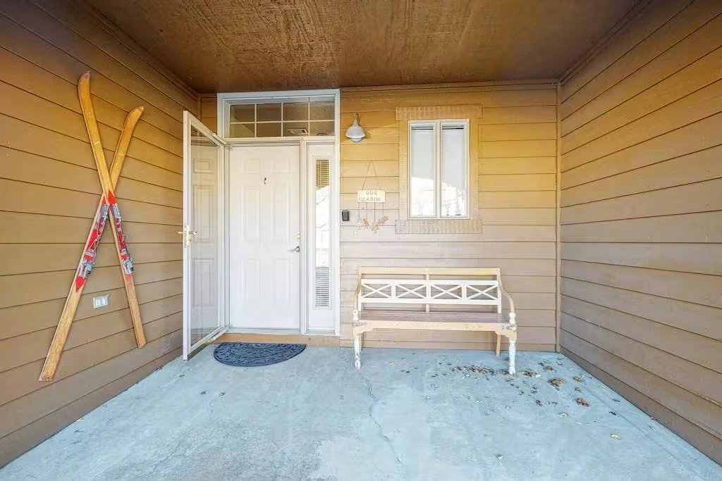 North Pond Retreat, Entry area with a bench, storage cabinet, and decorative skis, waterfront vacation rental in Silverthorne, Colorado