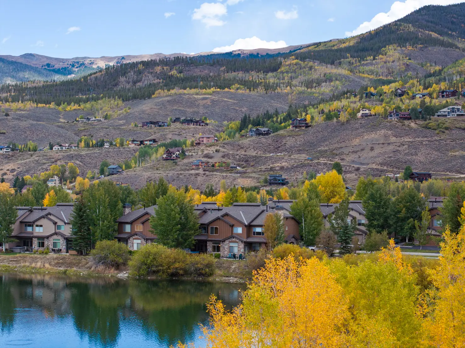 North Pond Retreat, Autumn trees and waterfront homes beneath the broad mountain landscape, waterfront vacation rental in Silverthorne, Colorado